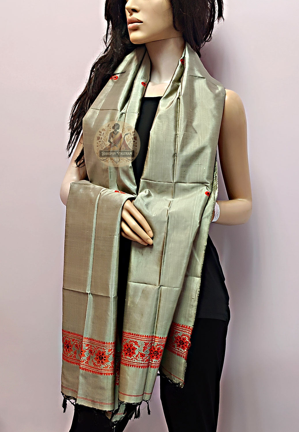 Explore Indian Silk Stoles – Full shot showing traditional weaving