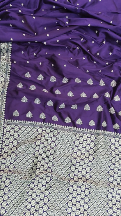 Close-up of pure mulberry silk weave showing natural lustre and fine texture – Dakshin Vastram handwoven saree UK