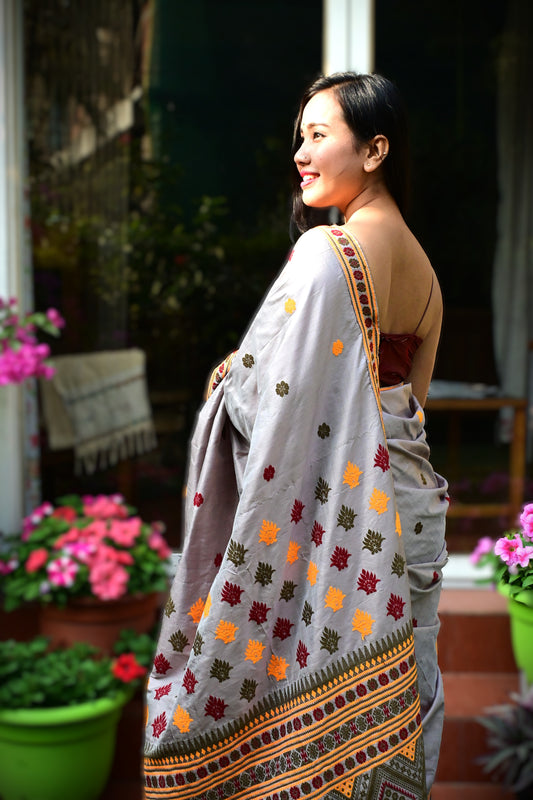 Buy Assam Handloom Saree – Elegant pallu close-up in silk