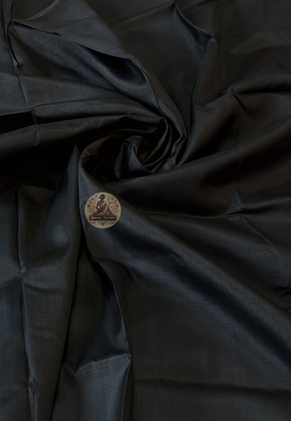 Woman elegantly draped in Bishnupur Silk Than Saree – authentic Bengal handloom silk saree for UK buyers