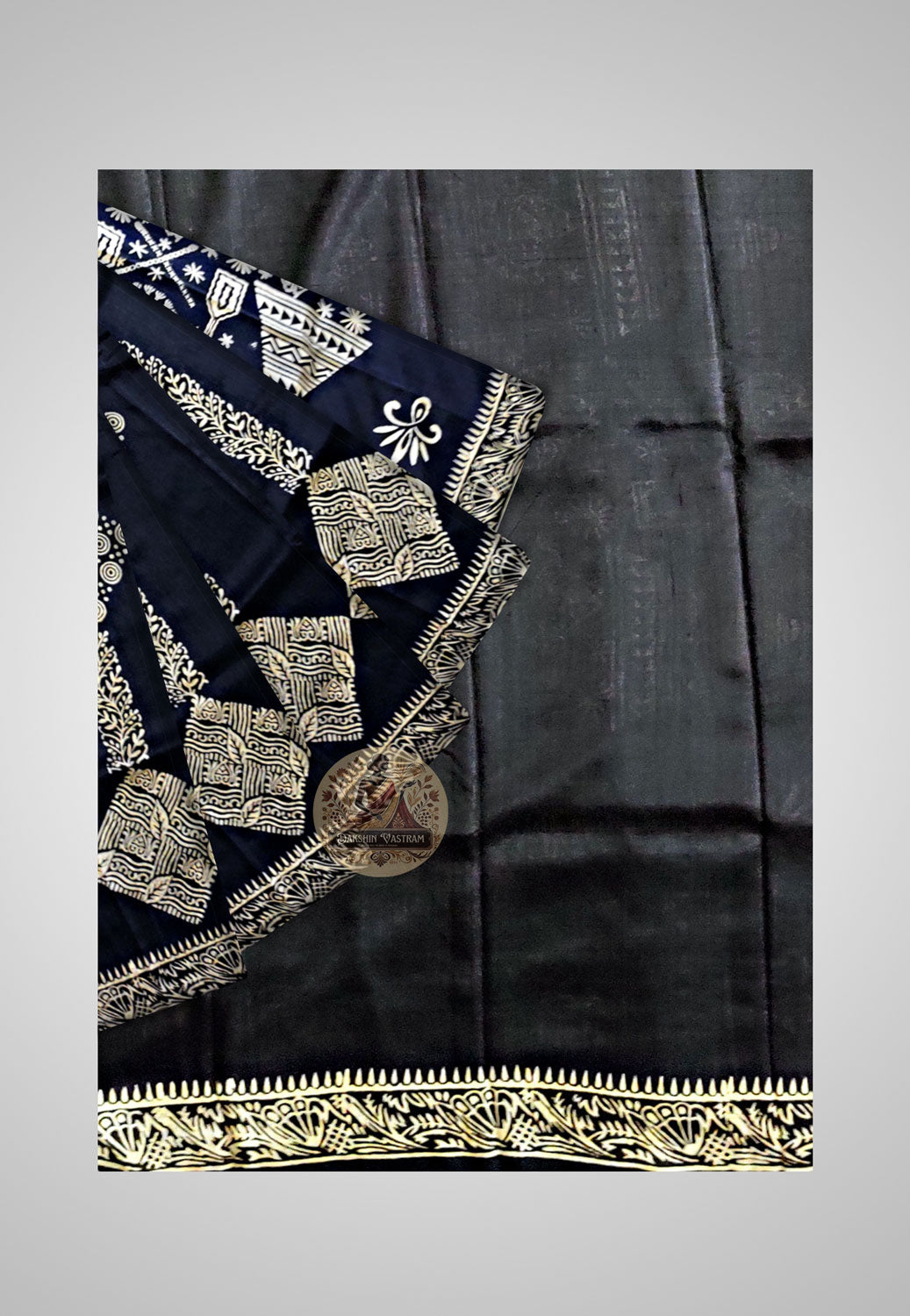 Order Saree Online – Zoomed-in view of handwoven motifs