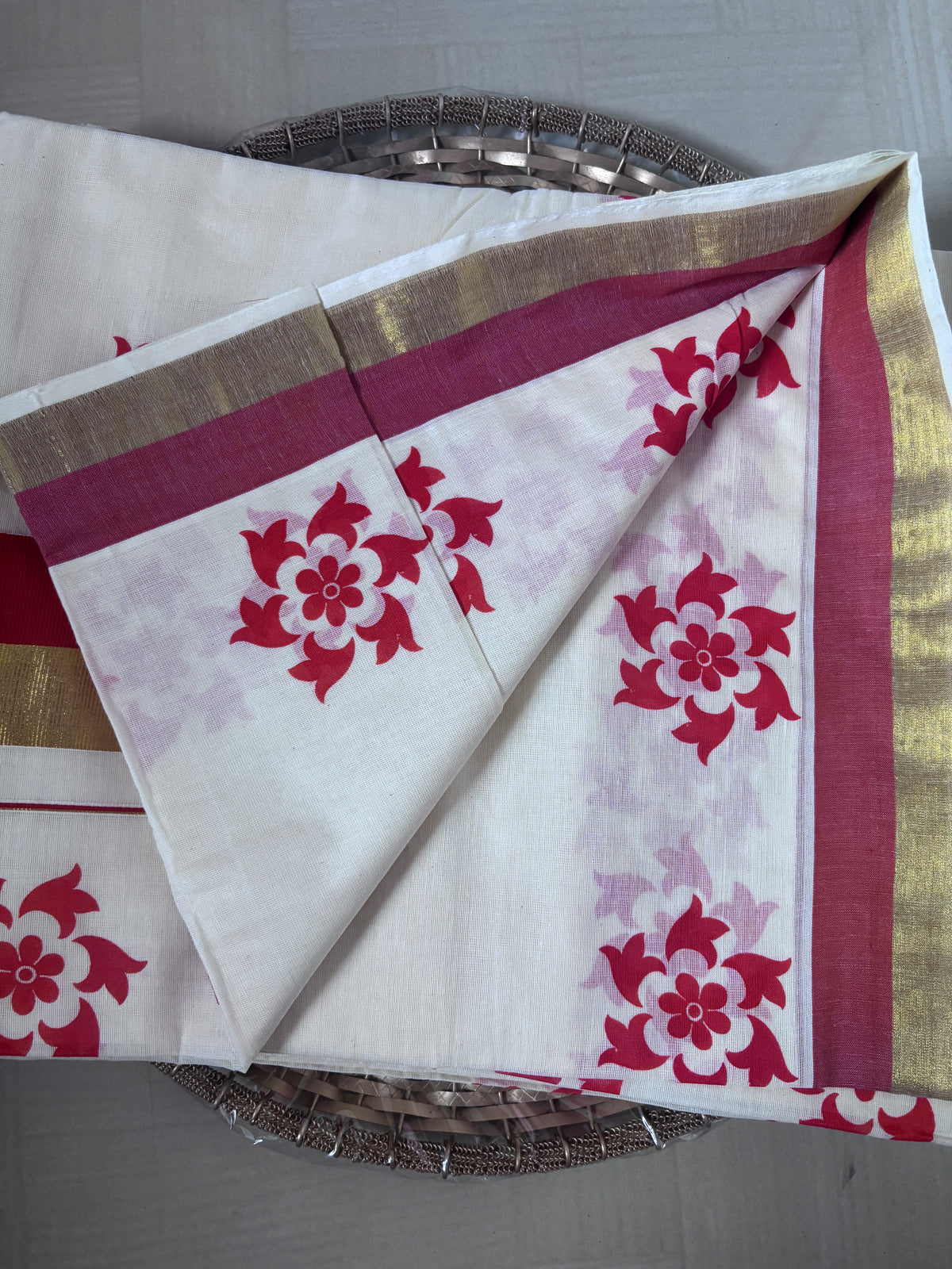 Buy Kerala Kasavu Saree online – Red Floral Zari Saree rear view