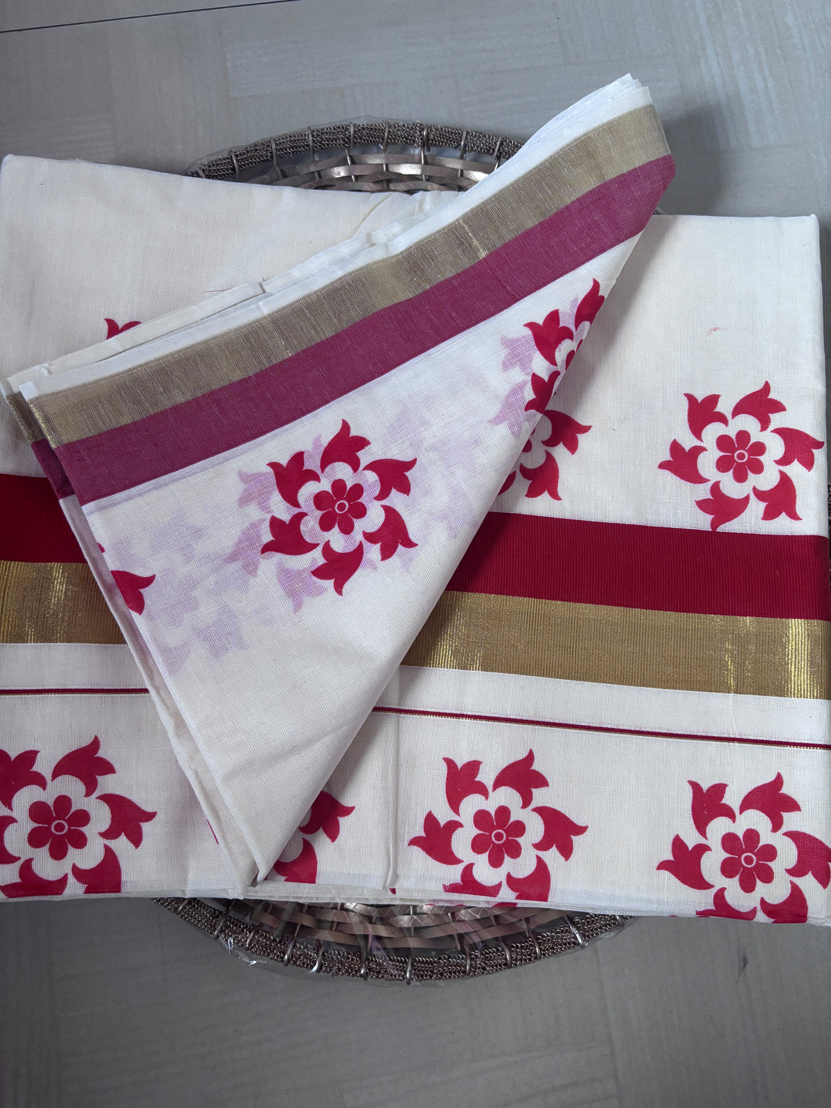 Buy Kerala Kasavu Saree online – Red Floral Zari Saree full view