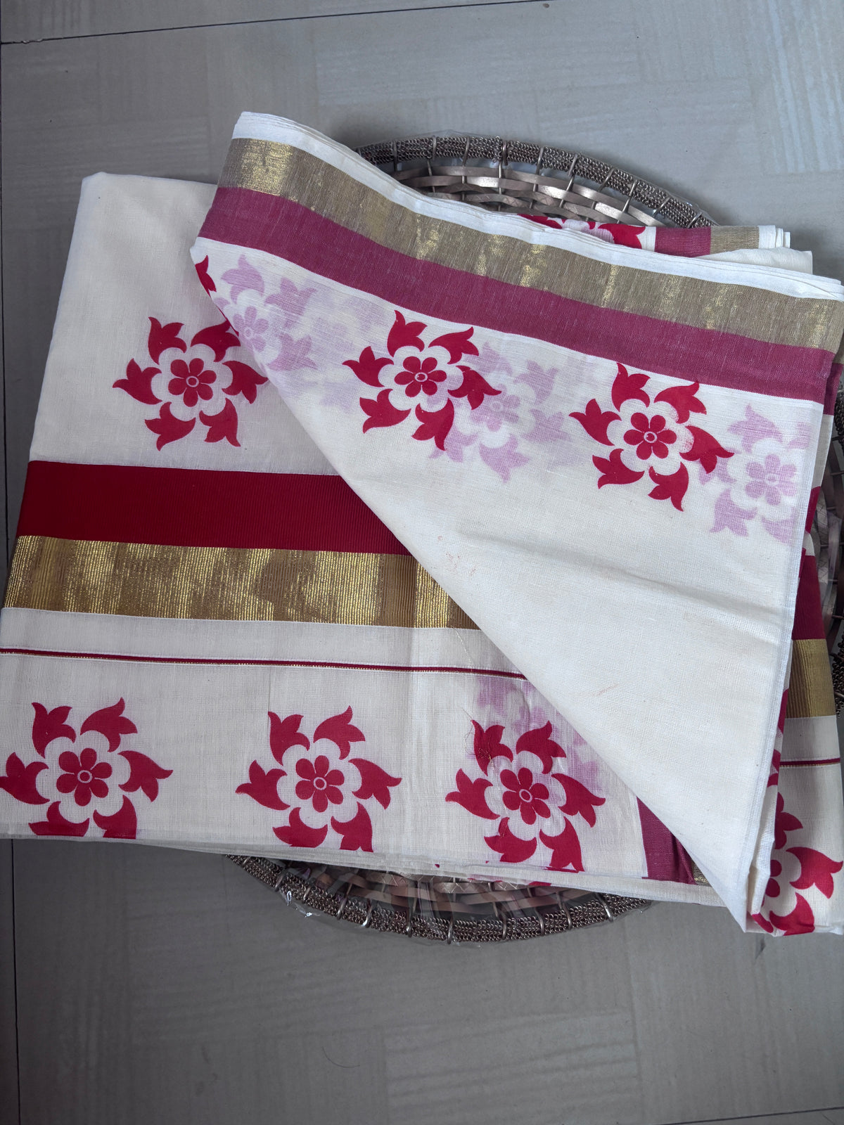 Buy Kerala Kasavu Saree online – Red Floral Zari Saree blouse view