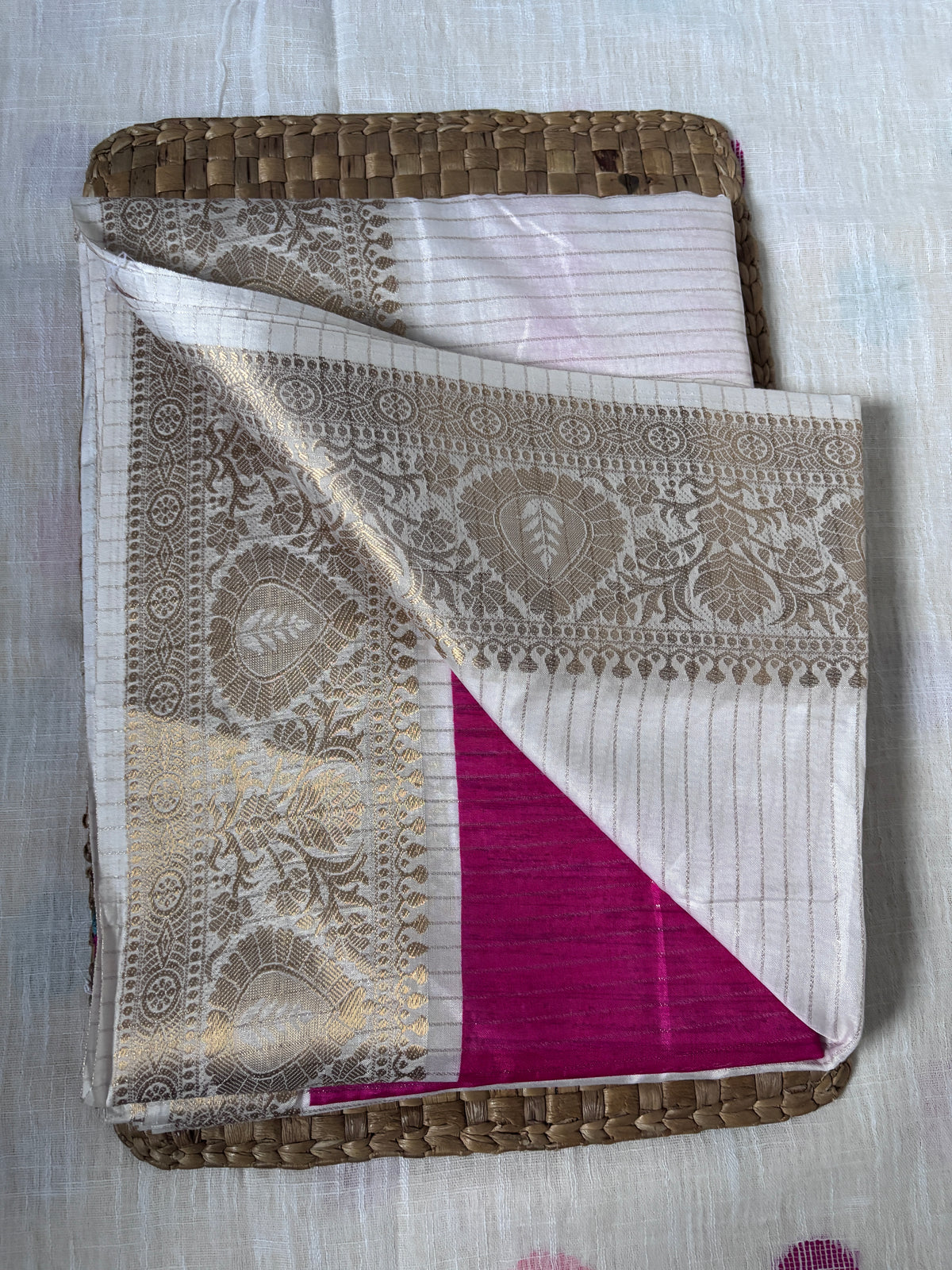 Buy Ethnic Dola Saree – Saree blouse styling and fabric view