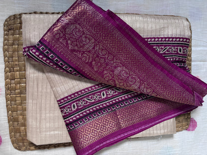 Buy Indian Dola Sarees – Close view of fabric weave and shine