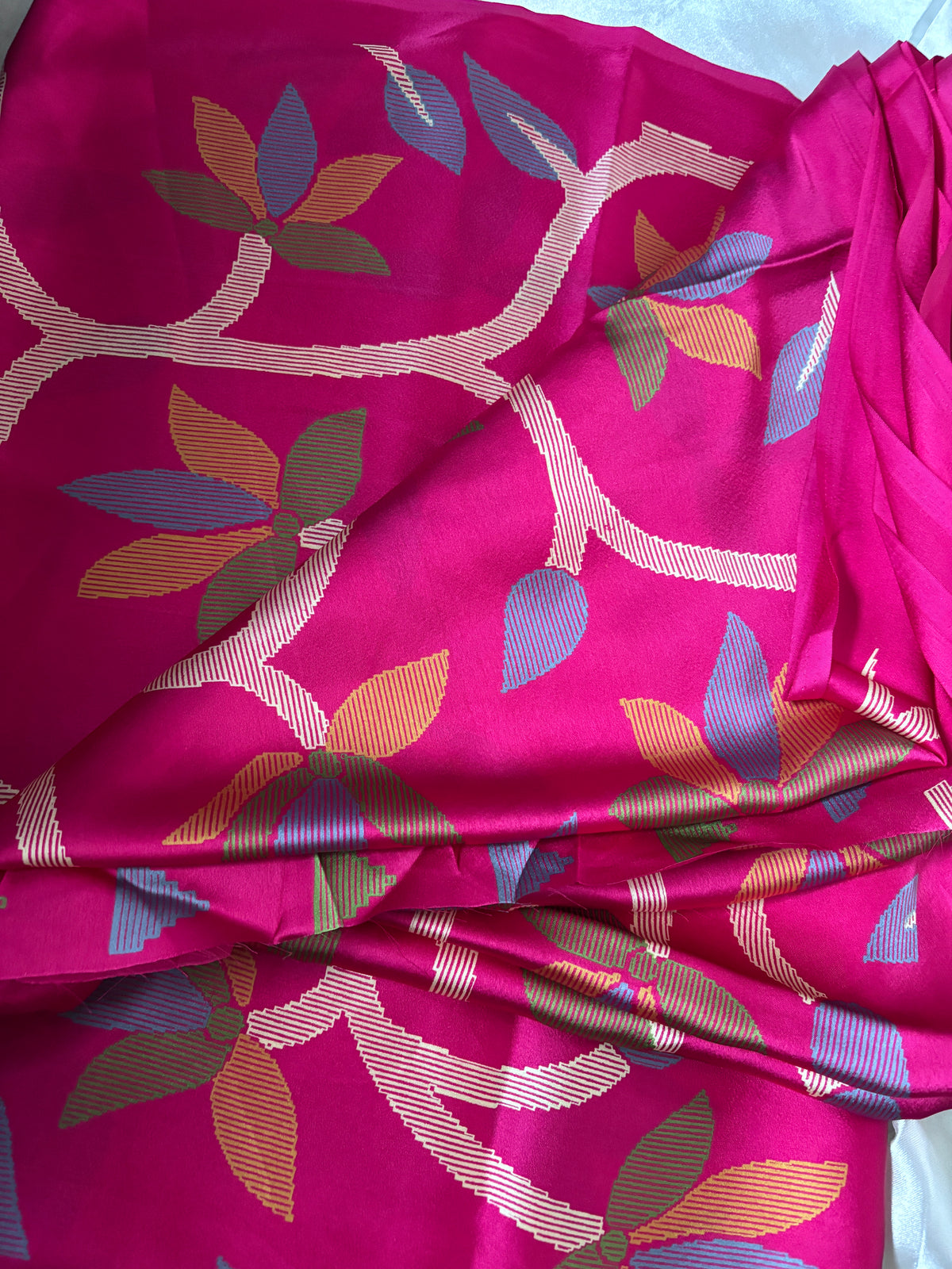 Buy Semi Silk Saree – Rear view showcasing pallu design