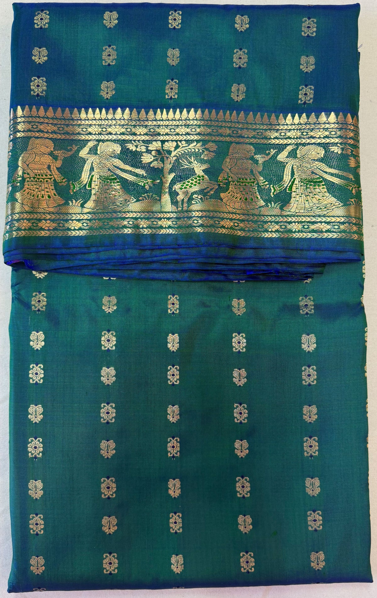 Buy Handloom Swarnachari Pure Mulberry Silk Saree – Rear view displaying traditional artistry