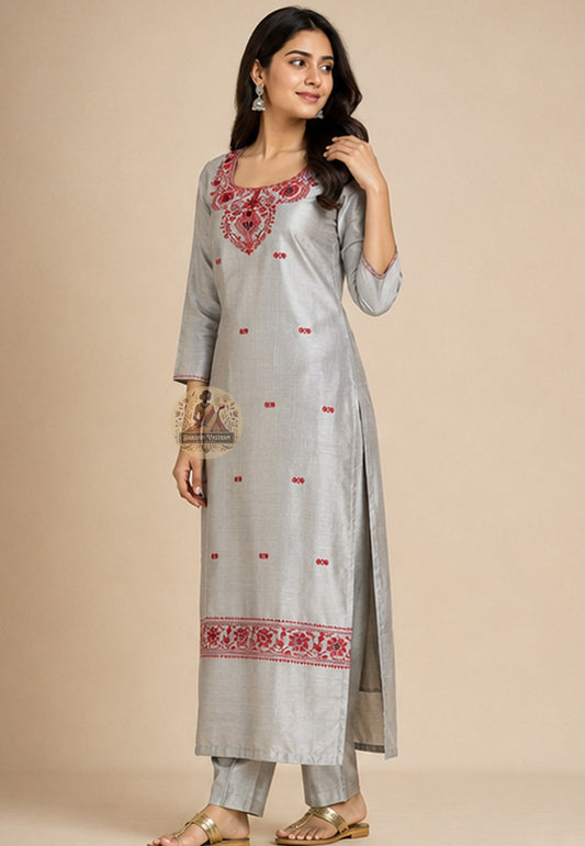 Close-up of intricate Resham silk thread embroidery on Slate Grey Baluchari kurti fabric neckline – Dakshin Vastram