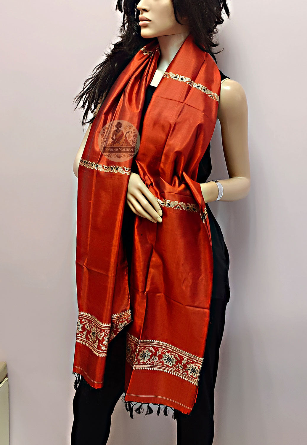 Explore Luxury Silk Stoles – Detailed close-up of fabric texture