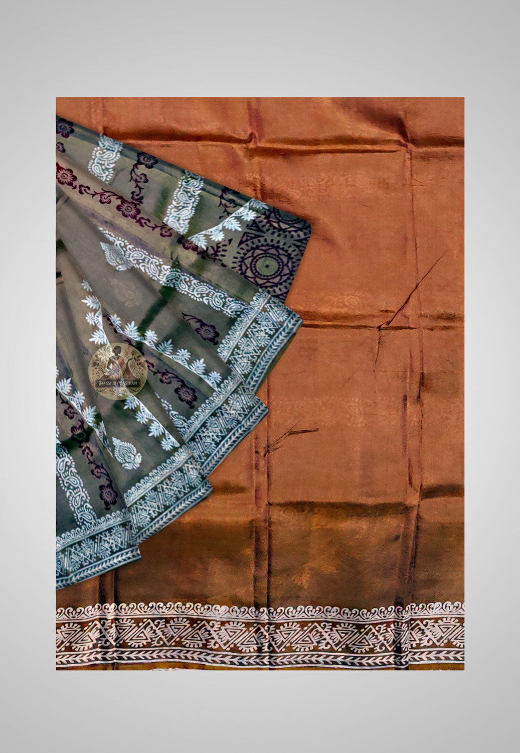 Discover Luxury Sarees Online – Close-up of silk weave and zari work
