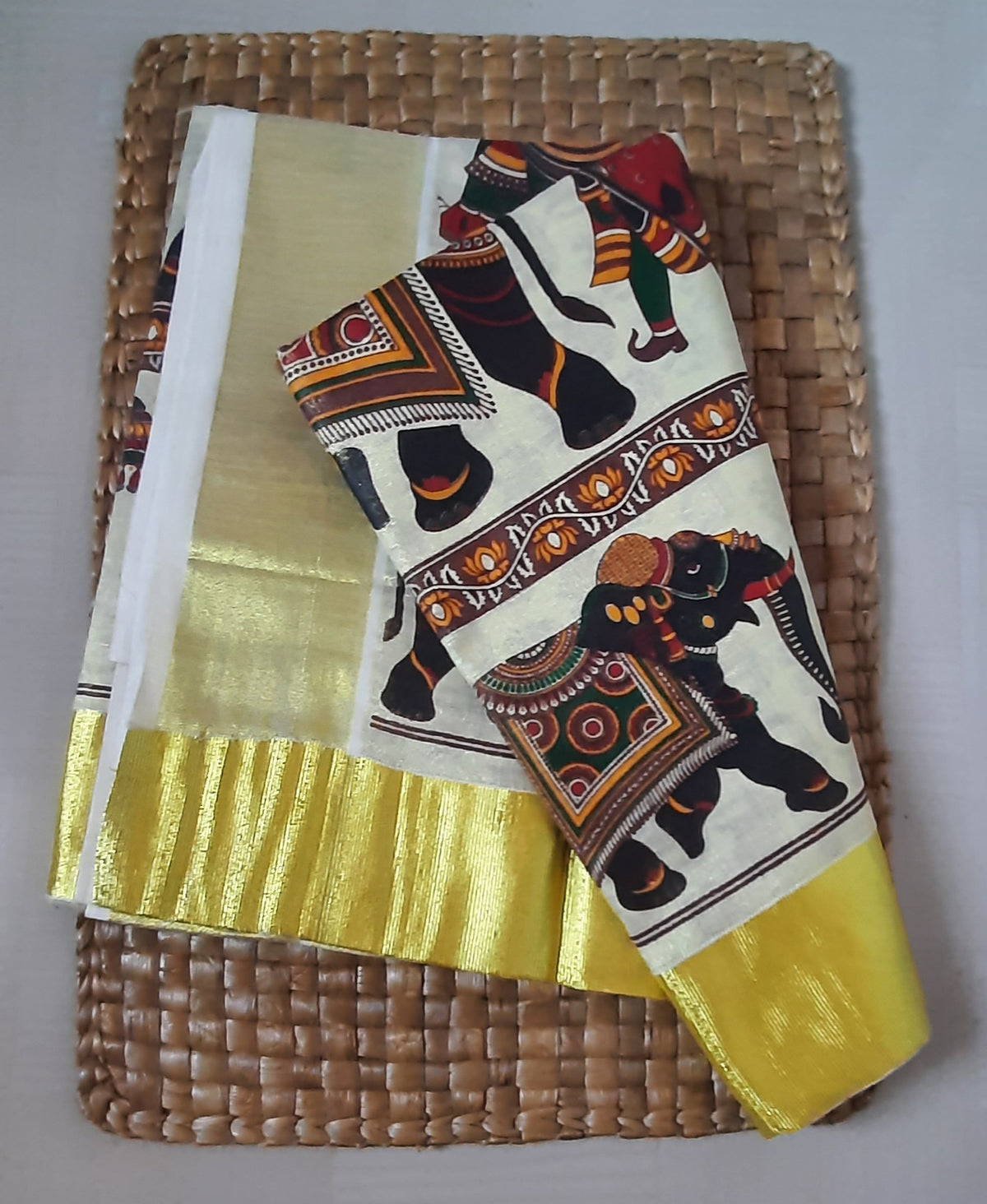Buy Kasavu Cotton Saree online – Elegant Kasavu Cotton Saree side view